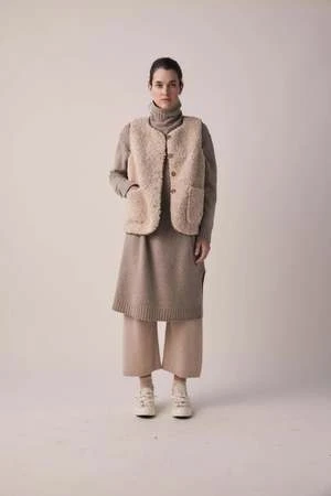 A MenteAmente Reversible Vest - Oatmeal Brown 3 A MenteAmente Reversible Vest - Oatmeal Brown - Image 3