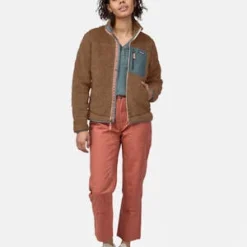 PatagoniaClassic Retro-X Jacket - Pampas Tan/Nouveau Green -Outlet Lustro Wear Store Patagonia Women s Classic Retro X Jacket Pampas Tan Nouveau Green 20230822162851